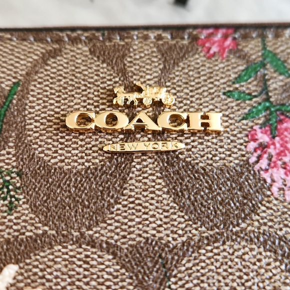 NWT Coach Signature Wildflower Long Zip Wallet/Wristlet ๐๐ค - Picture 3 of 16